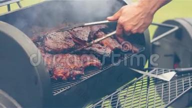 烹饪/吸烟美味多汁的肉类牛排和烤架上的香肠着火和烧烤吸烟者